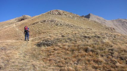 salendo verso la parte finale del costolone erboso (20-10-2012)