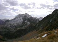 Dal colle Valdobbiola, vista a sud verso colle Valdobbia e l'imponente Punta Carestia 