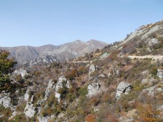 il lungo traverso in direzione colle del Besso ed in secondo piano l'Aquila
