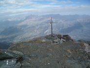 La croce di vetta con il Rocciamelone sullo sfondo