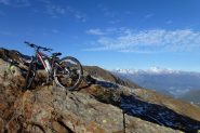 anche la MTB si gode il panorama sul Disgrazia 3678m