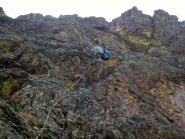 In salita su L5; in alto a dx la fessurina alla quali si punta