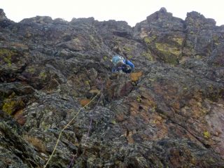 In salita su L5; in alto a dx la fessurina alla quali si punta