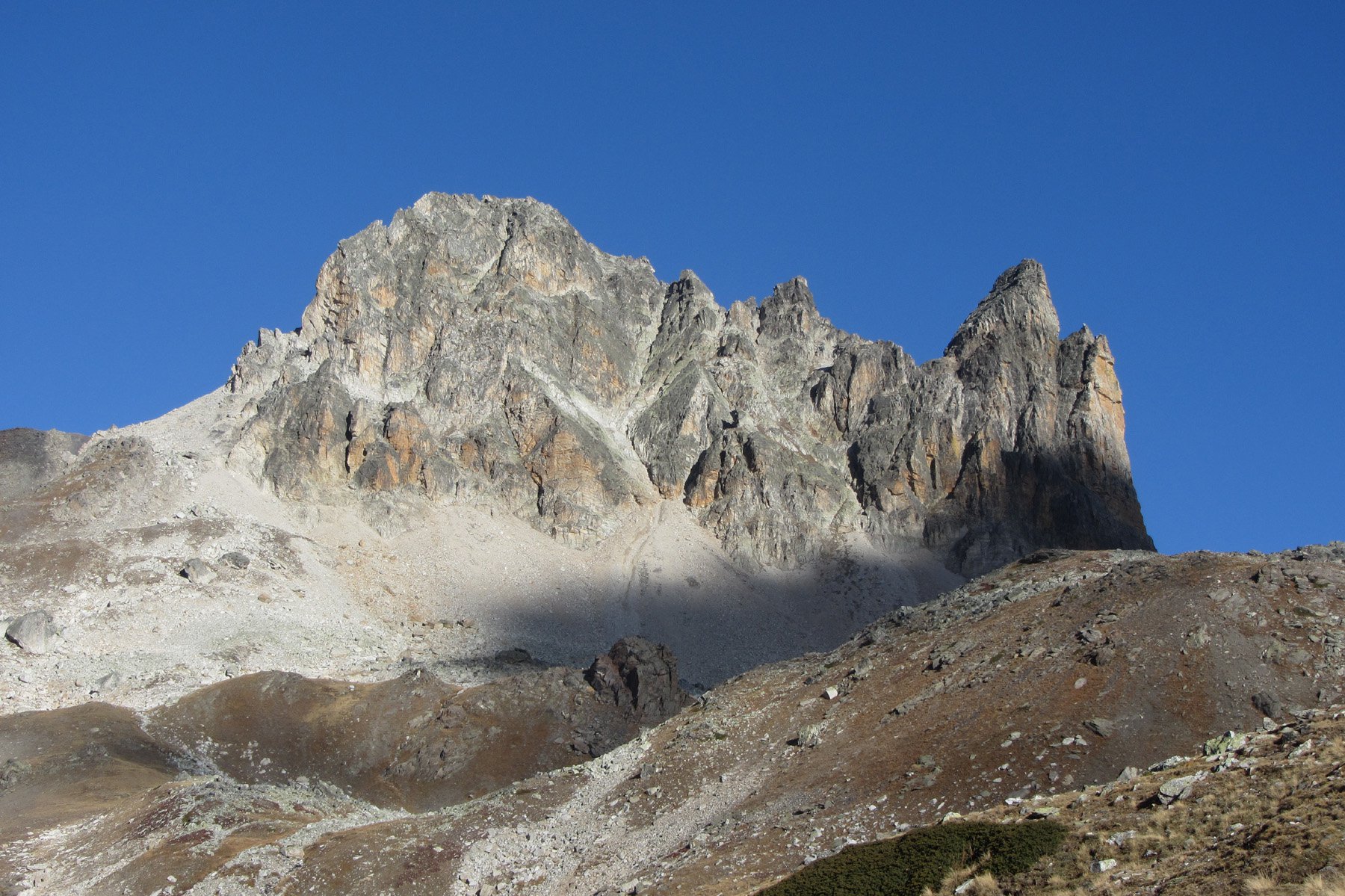 Salendo al col Peyron: a sx la rocca e a dx il dente con tutta la traversata