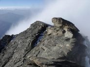 In vetta con la nebbia che sale dal ghiacciaio