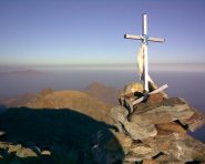 Croce di vetta, rocca Moross sullo sfondo