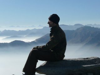 Si fa sera con le dorsali che affogano nelle nebbie del Canavese