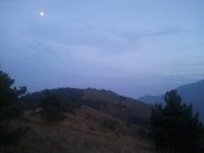 La cresta che porta alla cima segnalata dalla lanterna illuminata
