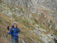 Monica ed il traverso sopra la barriera rocciosa del rio principale