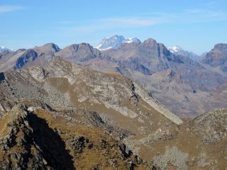 In fondo Grand Combin, a dx Avic, a sx Ivertaz ed Envers del Lago Gelato, davanti le placconate del Mont Giavin