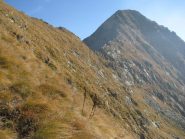 Salendo verso la cresta di confine regionale