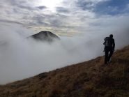  la punta dell'Aggia fa capolino dalla nebbia