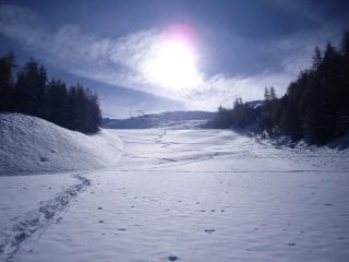 quasi al termine della discesa,se nevica ancora un pò domani,si può sciare fuori pista...