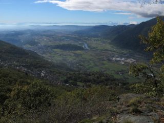Verso la pianura, all'orizzonte il Monviso