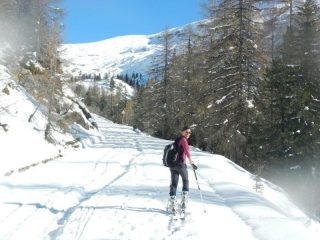 risalendo la strada nella parte bassa