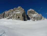 I pendii della parte alta, il Rifugio Auronzo e le Cime di Lavaredo
