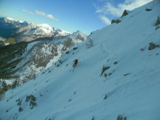 ai lati delle rocce inferiori