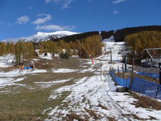 la neve rimasta vicino al parcheggio