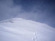 discesa veloce dal lato occidentale spazzato dal forte vento...