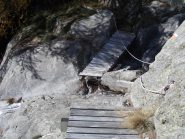 Ponte semidistrutto sul rio Chiapinetto