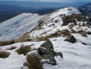 La bella dorsale risalita, in fondo i Becchi di Bertolino