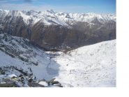 Il lago d'Envie dalla vetta e la Rognosa di Sestriere in lontananza.