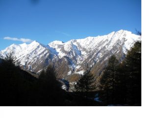 La Frappier con la nuvoletta..e a dx la Vergia, salendo al lago d'Envie.