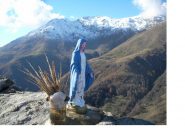 La madonnina del M.Calvo con lo sfondo della Quinzeina