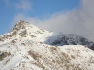 sullo sfondo la colma del Mombarone e più in basso a destra il rifugio