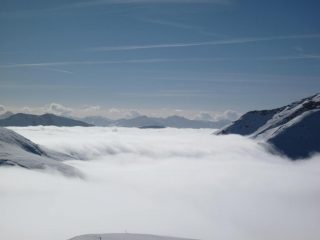la nebbia tracima dal colle come un fiume in piena