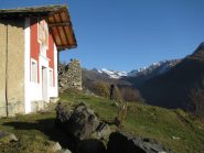 Chiesa di Nivolastro, e sullo sfondo il Colle Santanel