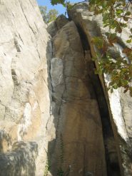 fessura 6b e camino nella rientranza centrale