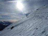 Curve sotto la cima su neve un pò ventata