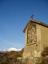 cappella votiva con niblè sullo sfondo