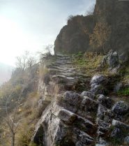 sentiero lastricato all'inizio