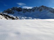 Dall'imbocco della valletta, la cresta che culmina a sx con la Testa Serena