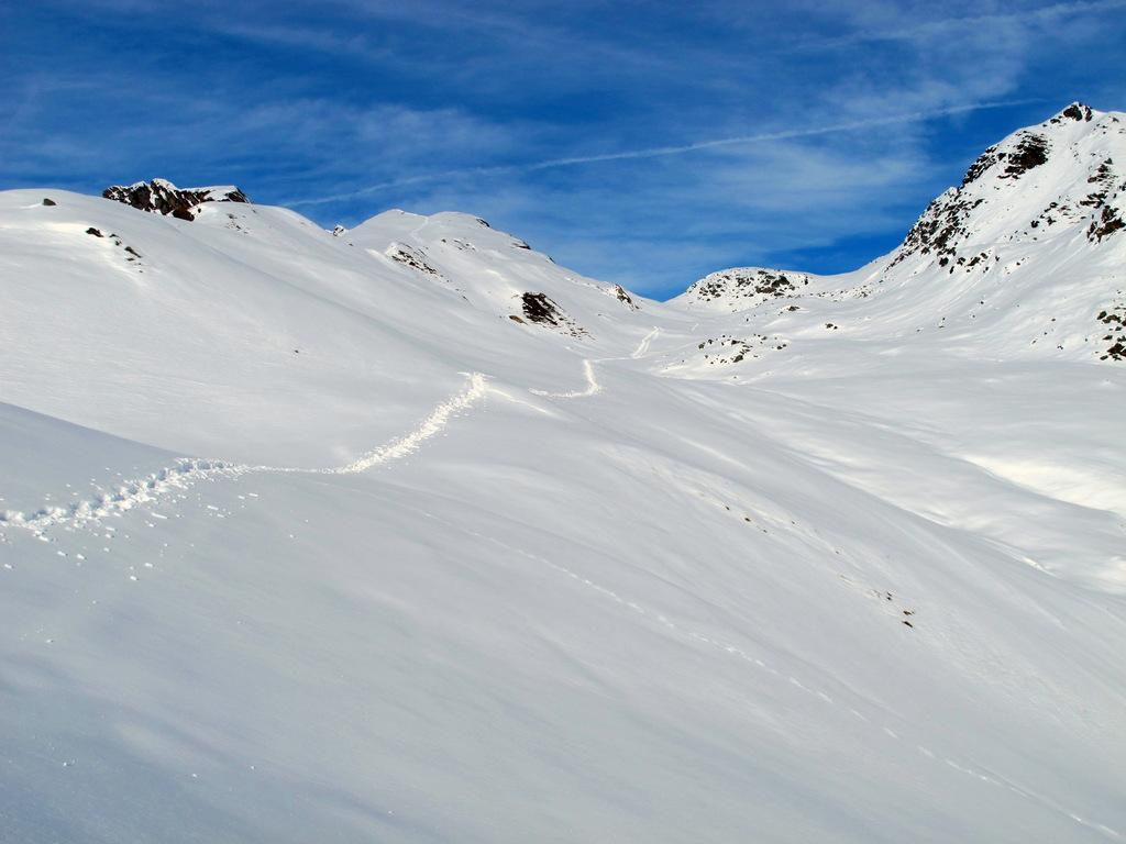 Il bel valloncello percorso, in fondo a sx la punta