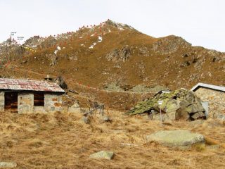 Itinerario di salita (rosso) discesa (giallo) 
