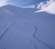 dopo il canale iniziale in fondo si vede il colle 2708