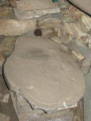 Alpe Marmo: Piano in pietra con gronda per lo scolo del siero
