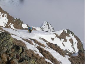 Ale affronta gli ultimi ripidi pendii finali sotto la vetta..