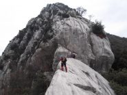 arriviamo alla base della placca di V° che evitiamo a dx