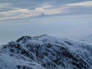 Il Monviso emerge dalle nebbie della pianura