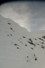 ingresso con buco nella cornice