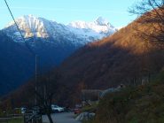 il parcheggio al partenza in frazione/località Valeggia, al cospetto del Pizzo Ton