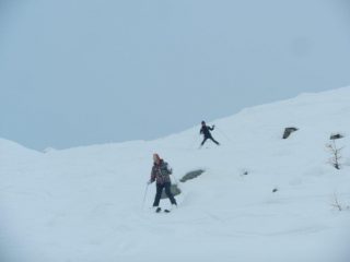 In discesa prima del pianoro (2300 m)...visibilità piatta
