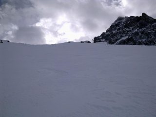 qualche curva, scendendo dal Viso Mozzo, con il vViso che fa la guardia..  