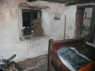 Dove mancano i vetri tappo gli spifferi col fieno