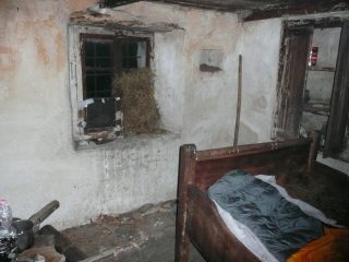 Dove mancano i vetri tappo gli spifferi col fieno