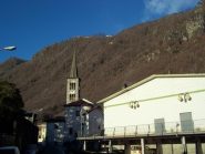Cireggio, dietro a metà montagna si nota anche il Santuario del Fontegno
